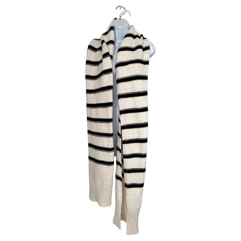 Zara Oversized Black and Cream Knit Scarf. - Picture 6 of 14